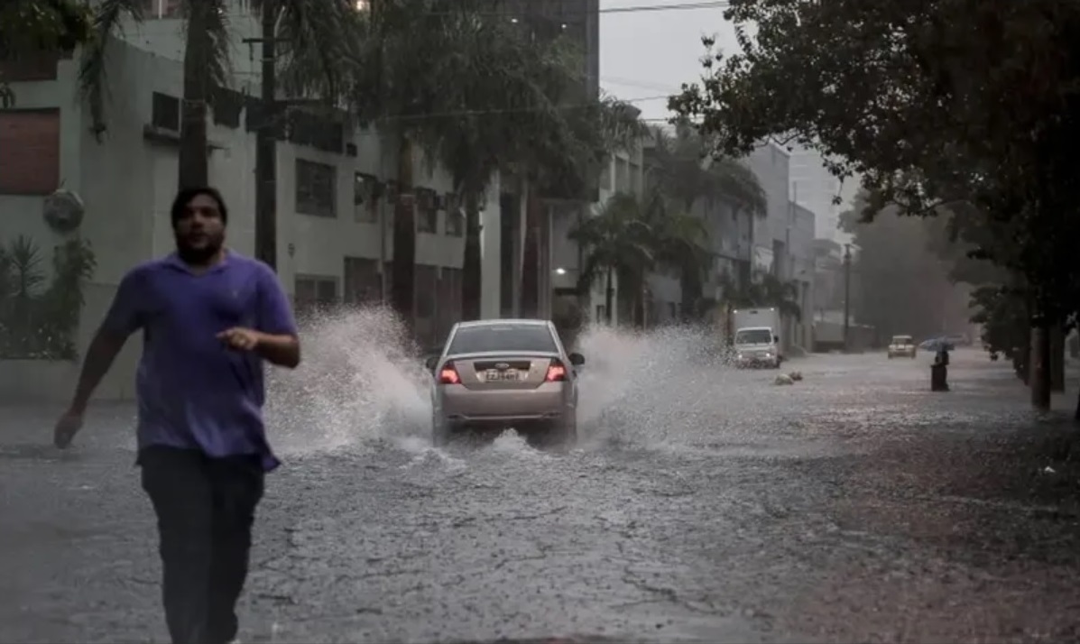 Homem e Carro Enchente