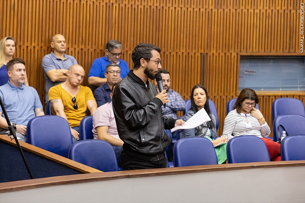 Pessoa ao Microfone na Câmara